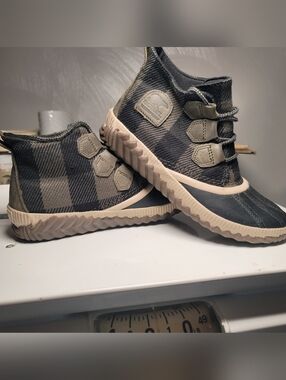 NWOT.  Sorel Womens Out 'N About Plaid Waterproof Duck Boots. Size 7